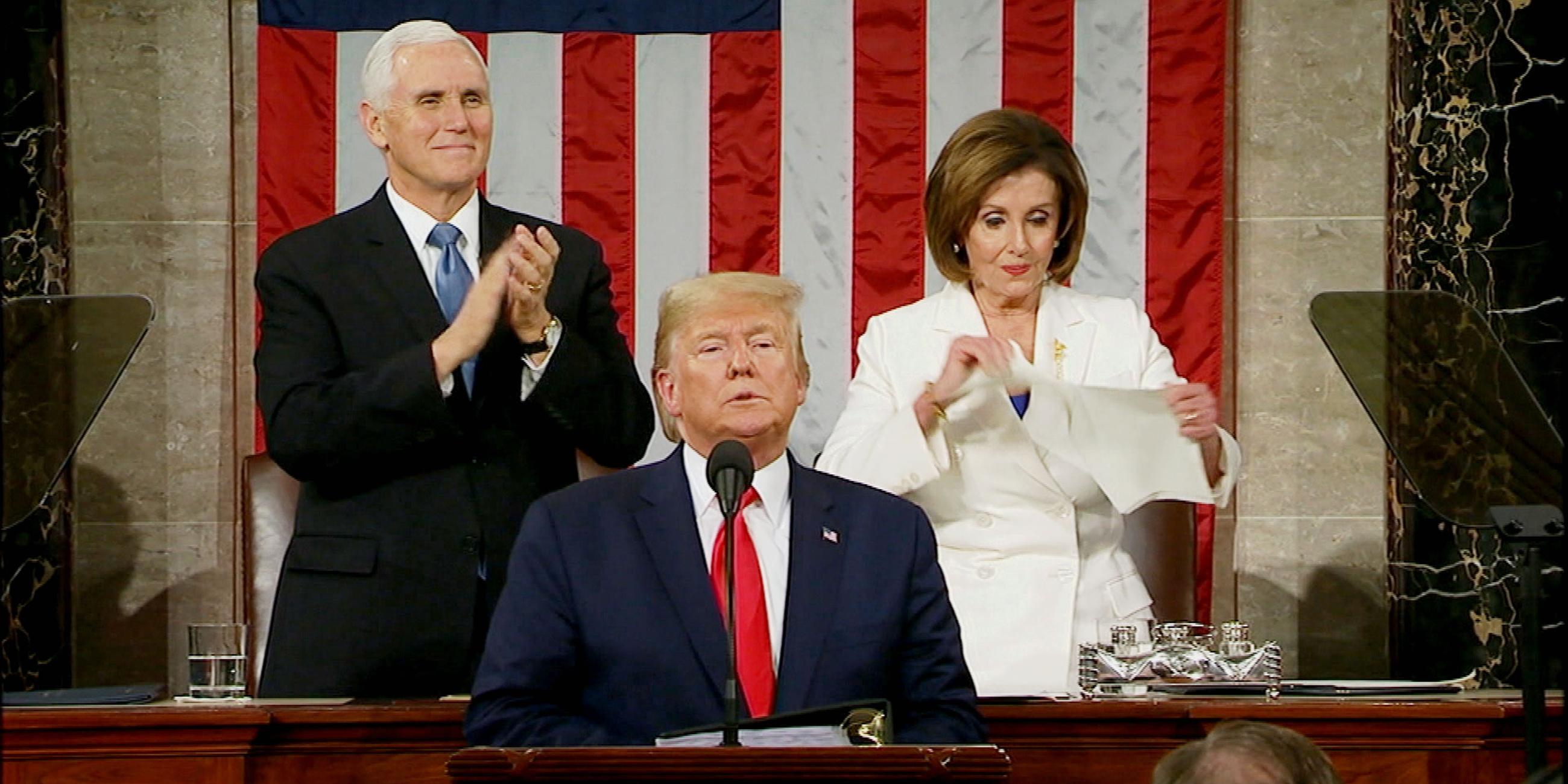 "Trumps schmutziger Deal - Der Präsident und die Ukraine-Affäre": Donald Trump steht an einem Rednerpult. Links dahinter steht Vizepräsident Mike Pence, der klatscht. Rechts neben ihm steht Nancy Pelosi, die ein Blatt zerreißt. Im Hintergrund hängt die amerikanische Flagge.