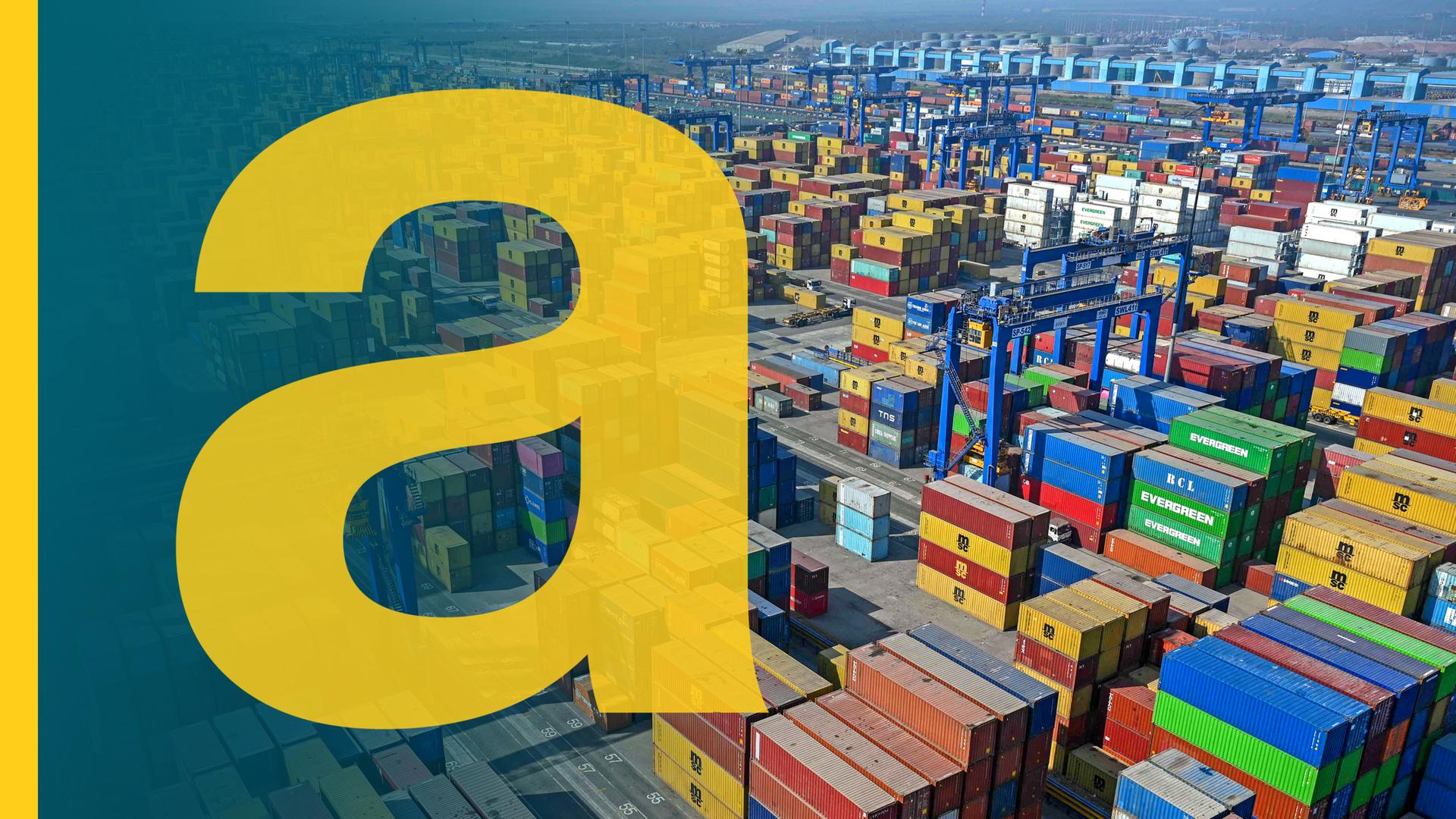 Frachtcontainer an einem Hafen in Indien