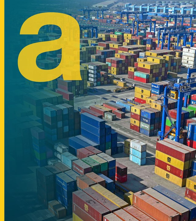 Frachtcontainer an einem Hafen in Indien