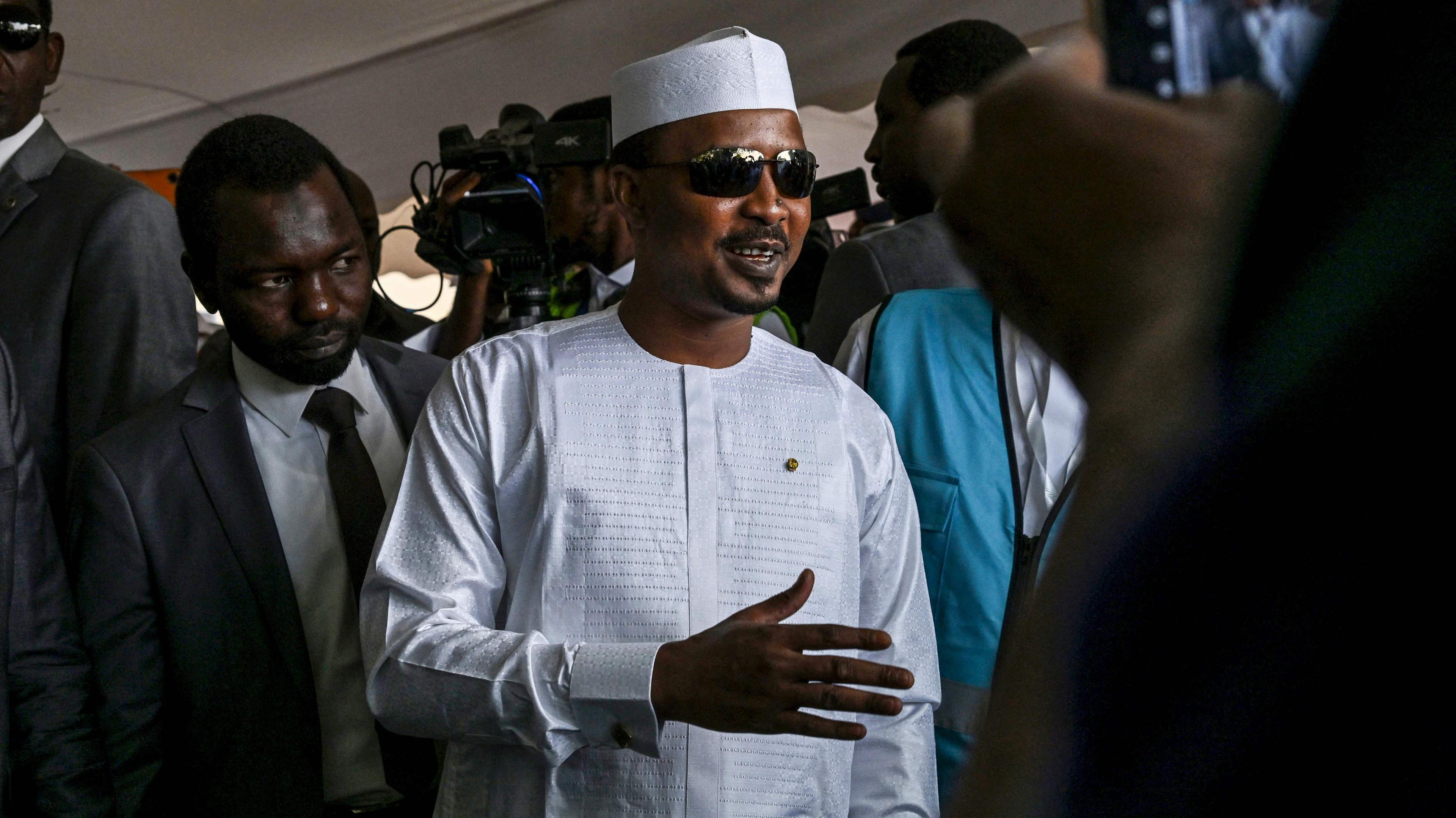 Der Chef der Militärjunta Mahamat Idriss Déby Itno bei den Wahlen im Tschad.
