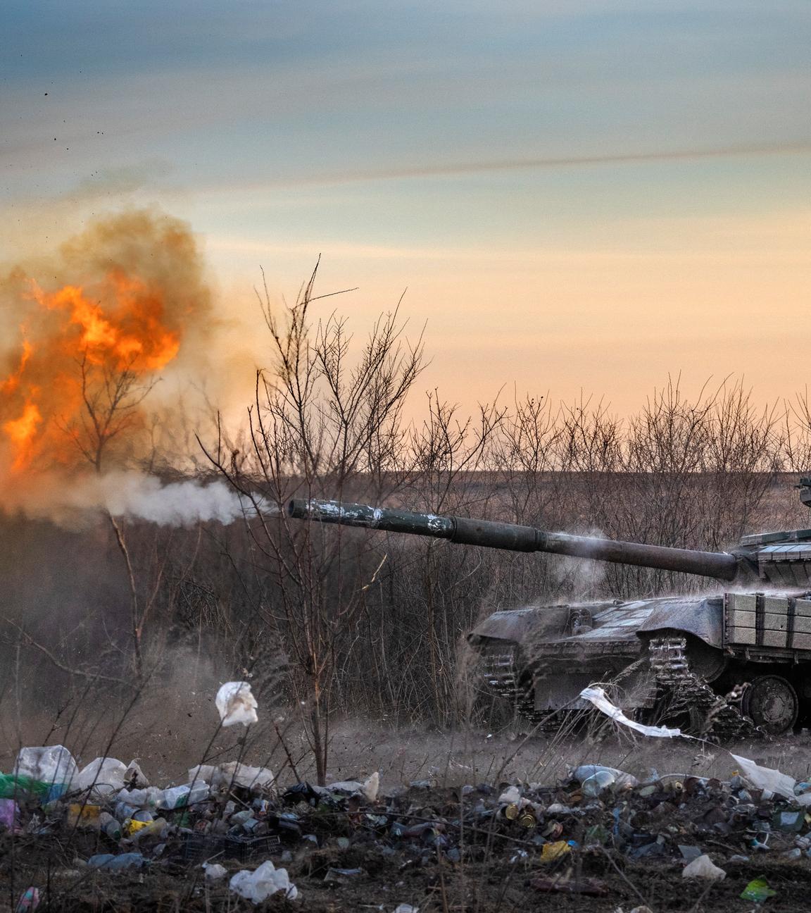 Ein ukrainischer Panzer der 17. Panzerbrigade feuert auf russische Stellungen in Tschassiw Jar.
