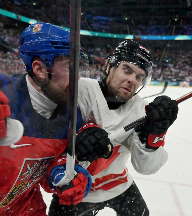 Filip Hronek (l, Tschechien) und Brandon Hagel (Kanada) im Zweikampf.