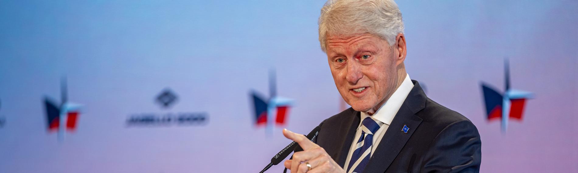 Tschechien, Prag: Der ehemalige US-Präsident Bill Clinton hält eine Rede während der Sicherheitskonferenz auf der Prager Burg