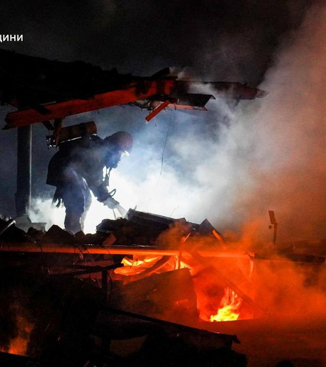 Ein Feuerwehrmann arbeitet am 29.03.2024 in der Region Tscherkassy, am Ort eines russischen Raketen- und Drohnenangriffs inmitten des russischen Angriffs auf die Ukraine. 