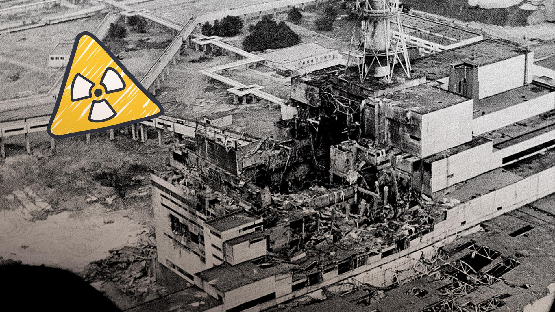 Collage: Archivaufnahme Tschernobyl von zerstörtem Reaktor mit grafischem Symbol für radioaktive Strahlung