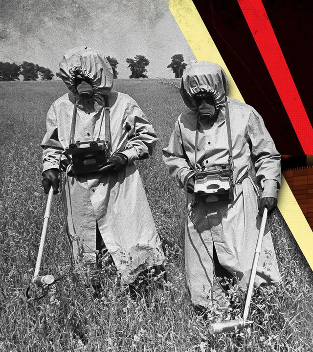 Kollage: Linke Seite: Zwei Liquidatoren bei Strahlenmessungen in einem Feld; Rechte Seite: 3D-Animation des zerstörten Reaktorblocks 4 in Tschernobyl