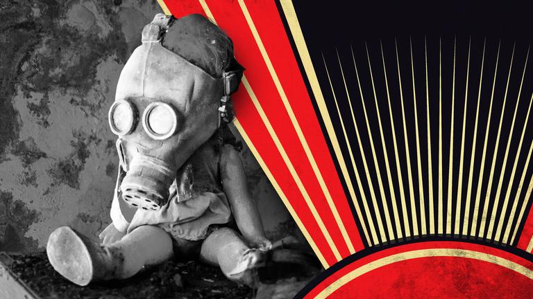 Grafik: Linke Seite: Kinderpuppe mit Gasmaske in verlassenem Wohngebäude. Rechte Seite ist eine Grafik: Rot-gelbe Strahlen vor schwarzem Hintergrund.