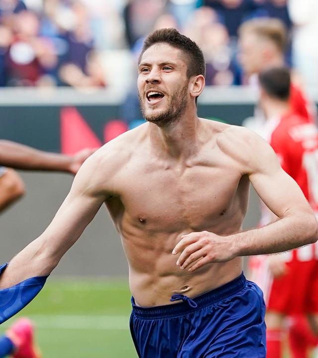 Hoffenheims Torschütze Andrej Kramaric (r) jubelt über das Tor zum 3:1.