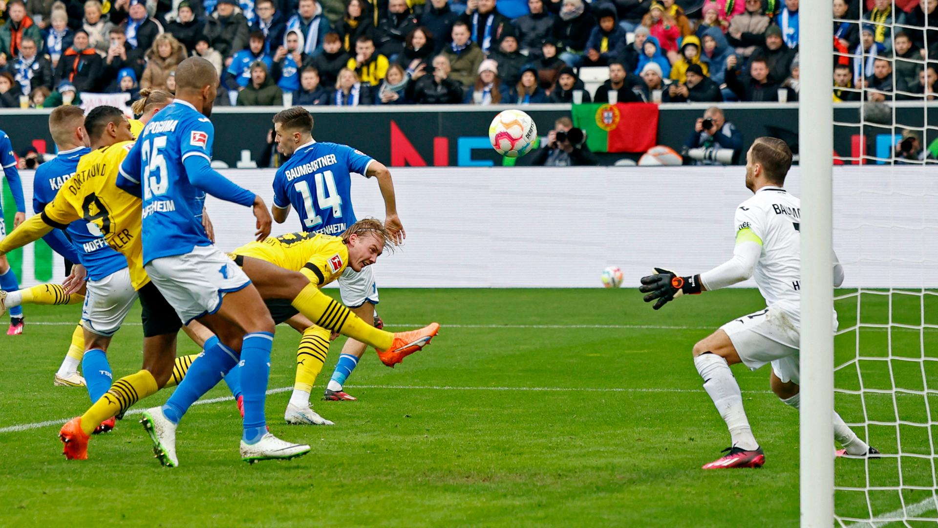 TSG 1899 Hoffenheim gegen Borussia Dortmund - PreZero Arena, Sinsheim, Deutschland - 25. Februar 2023 Julian Brandt von Borussia Dortmund erzielt sein erstes Tor