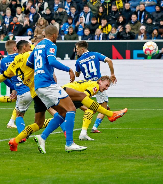 TSG 1899 Hoffenheim gegen Borussia Dortmund - PreZero Arena, Sinsheim, Deutschland - 25. Februar 2023 Julian Brandt von Borussia Dortmund erzielt sein erstes Tor