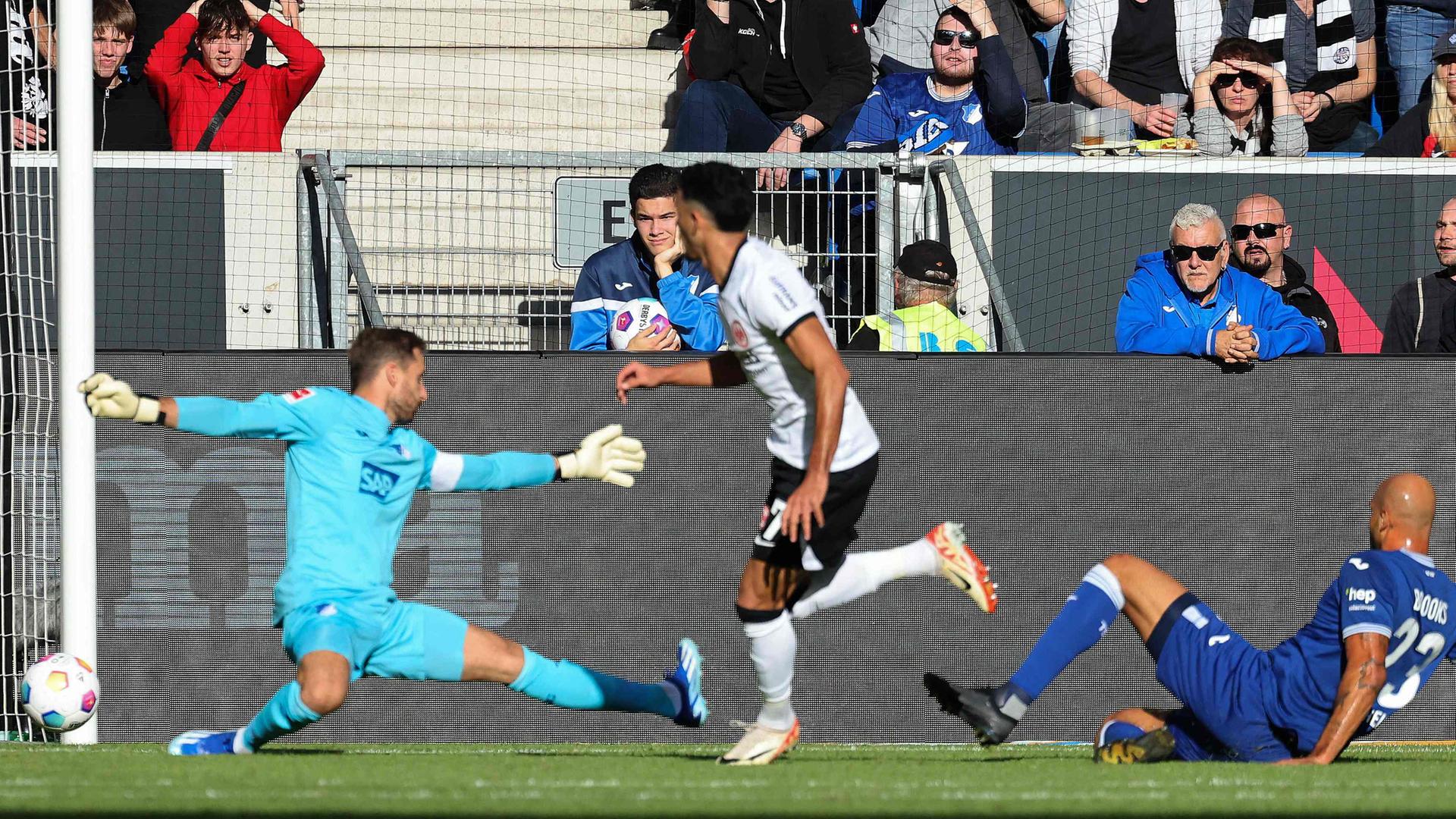 Omar Marmoush (Frankfurt) schießt ein Tor.