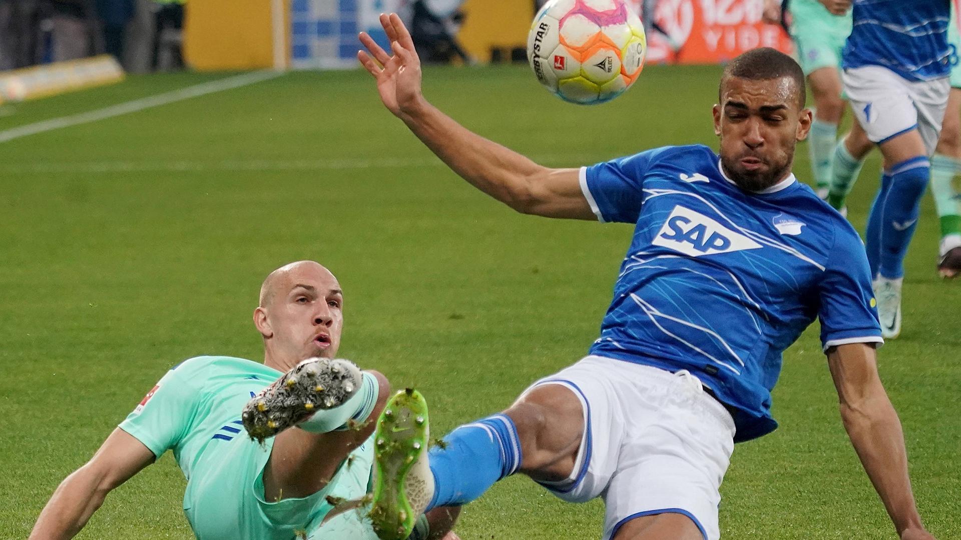 Michael Frey (Schalke) und Kevin Akpoguma (Hoffenheim) im Zweikampf.