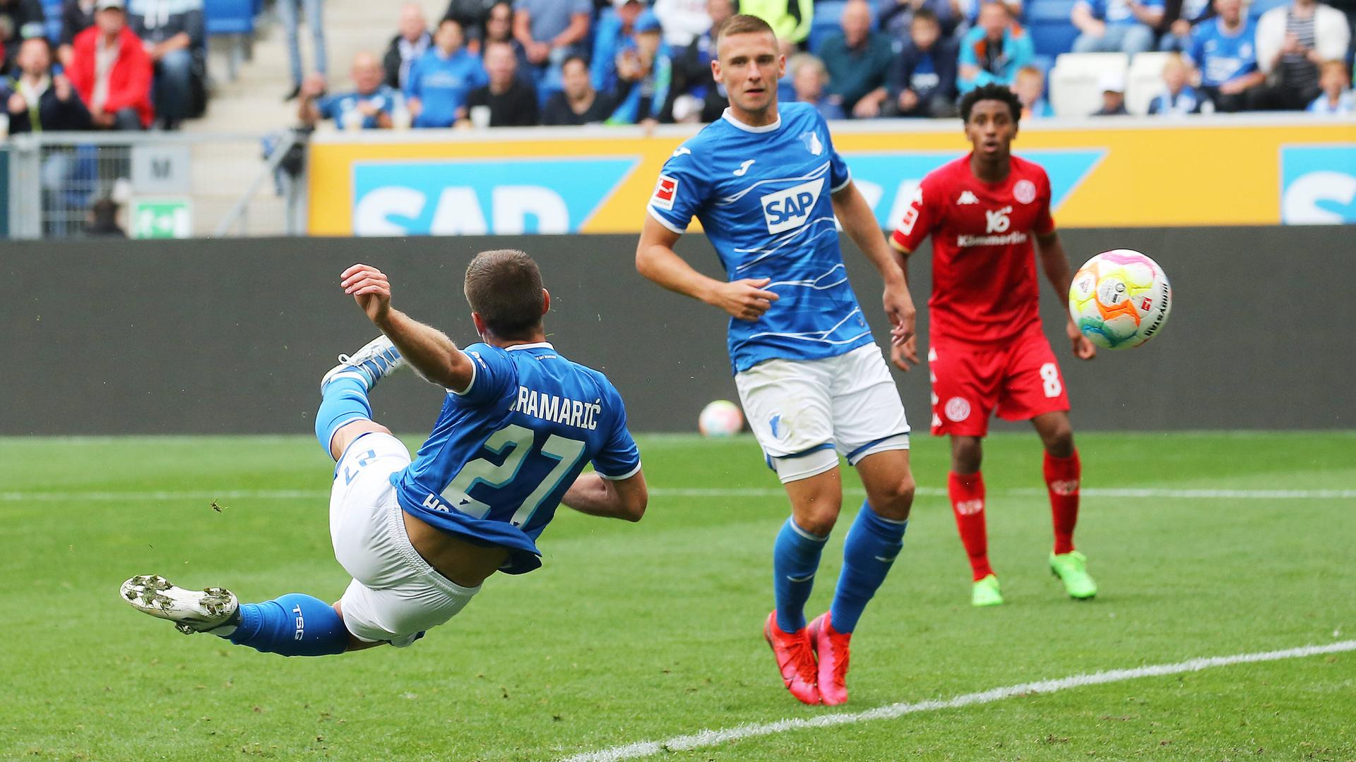 10.09.2022 Sinsheim , Bundesliga Fußball , TSG 1899 Hoffenheim vs. 1. FSV Mainz 05, Tor zum 1:0 durch Torschütze Andrej Kramaric (Hoffenheim) per Seitfallzieher