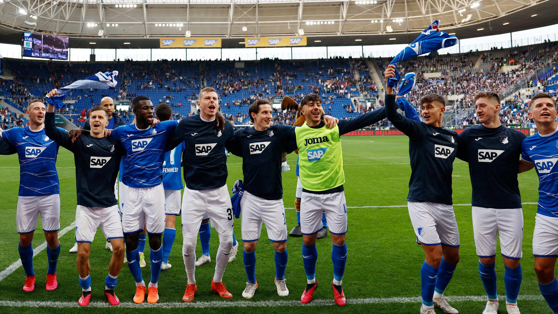 Die Hoffenheimer Spieler feiern nach dem Match.