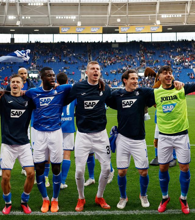 Die Hoffenheimer Spieler feiern nach dem Match.