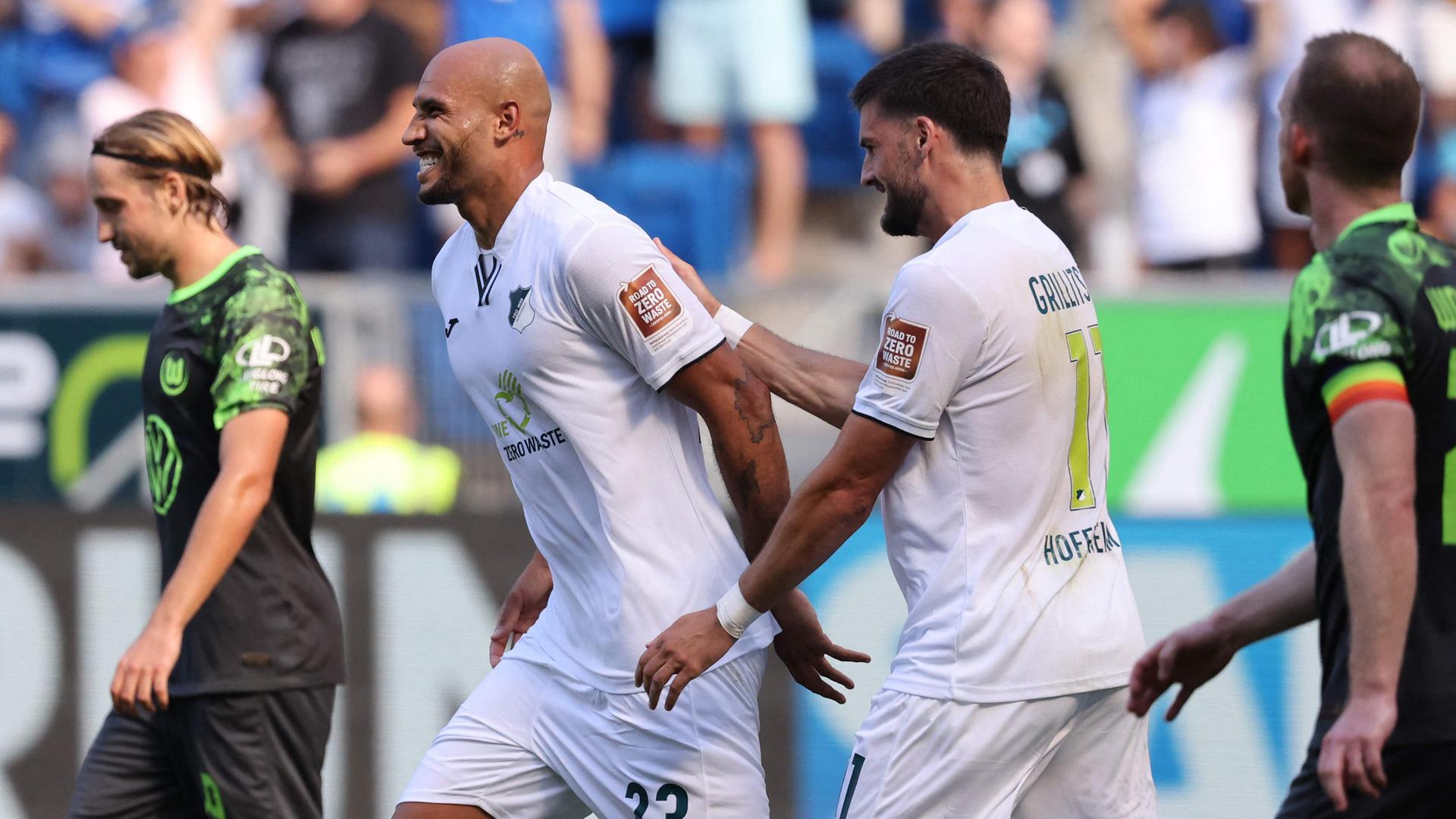 John Anthony Brooks jubelt mit seinem Team nach dem 1-1. 