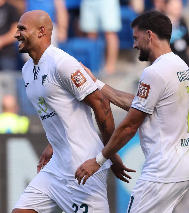 John Anthony Brooks jubelt mit seinem Team nach dem 1-1. 