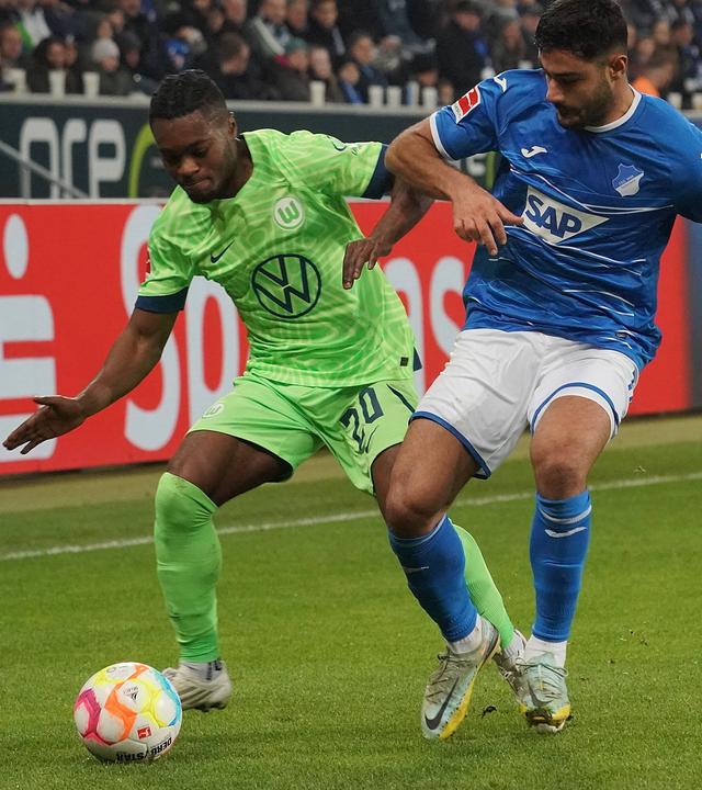 12.11.2022, PreZero-Arena, Sinsheim, TSG 1899 Hoffenheim gegen VfL Wolfsburg. Ridle Baku (Wolfsburg) und Ozan Kabak (Hoffenheim) im Zweikampf