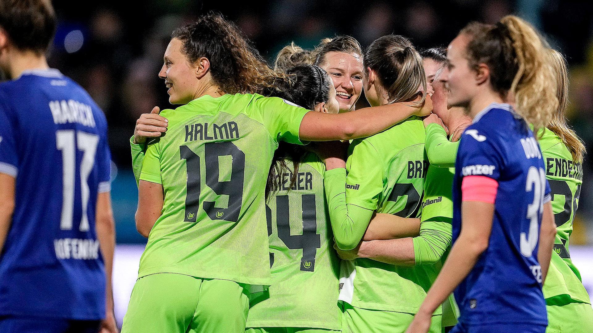 Spielerinnen vom VfL Wolfsburg, jubeln über das Tor zum 0:1, Jubel.