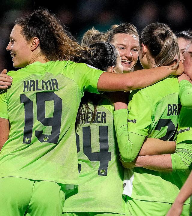 Spielerinnen vom VfL Wolfsburg, jubeln über das Tor zum 0:1, Jubel.