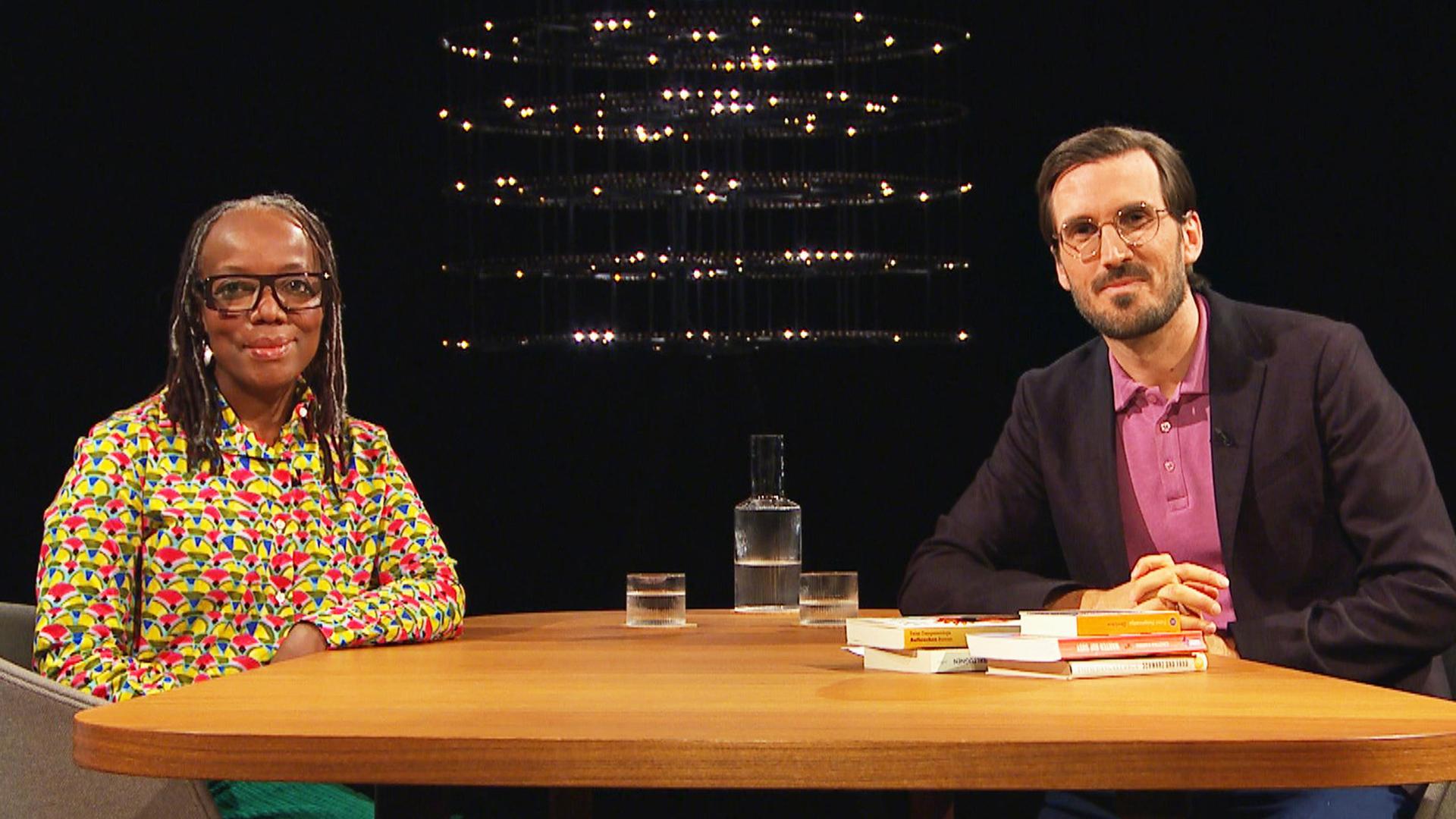 Sternstunde Philosophie Tsitsi Dangarembga – Feministische Stimme Afrikas Tsitsi Dangarembga, Schriftstellerin und Filmemacherin, mit Moderator Yves Bossart  Copyright: SRF