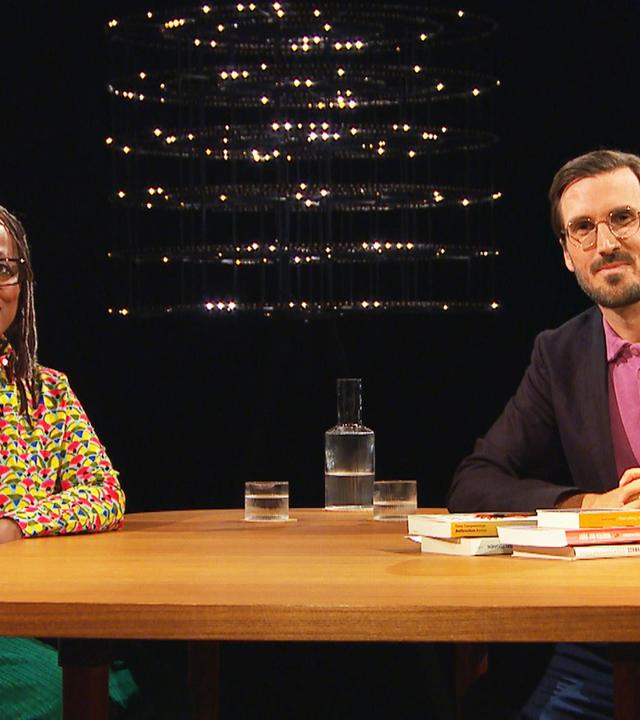 Sternstunde Philosophie Tsitsi Dangarembga – Feministische Stimme Afrikas Tsitsi Dangarembga, Schriftstellerin und Filmemacherin, mit Moderator Yves Bossart  Copyright: SRF