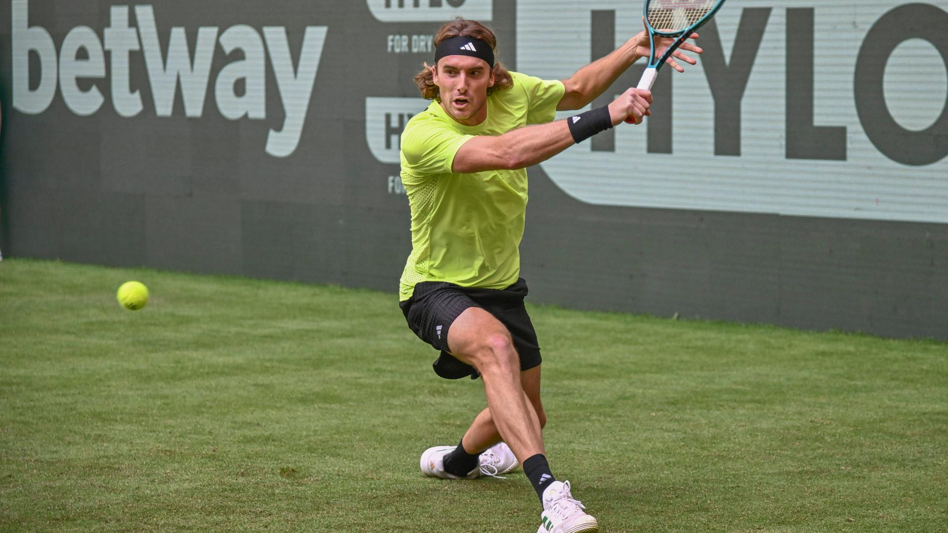 Stefanos Tsitsipas in Halle in Aktion