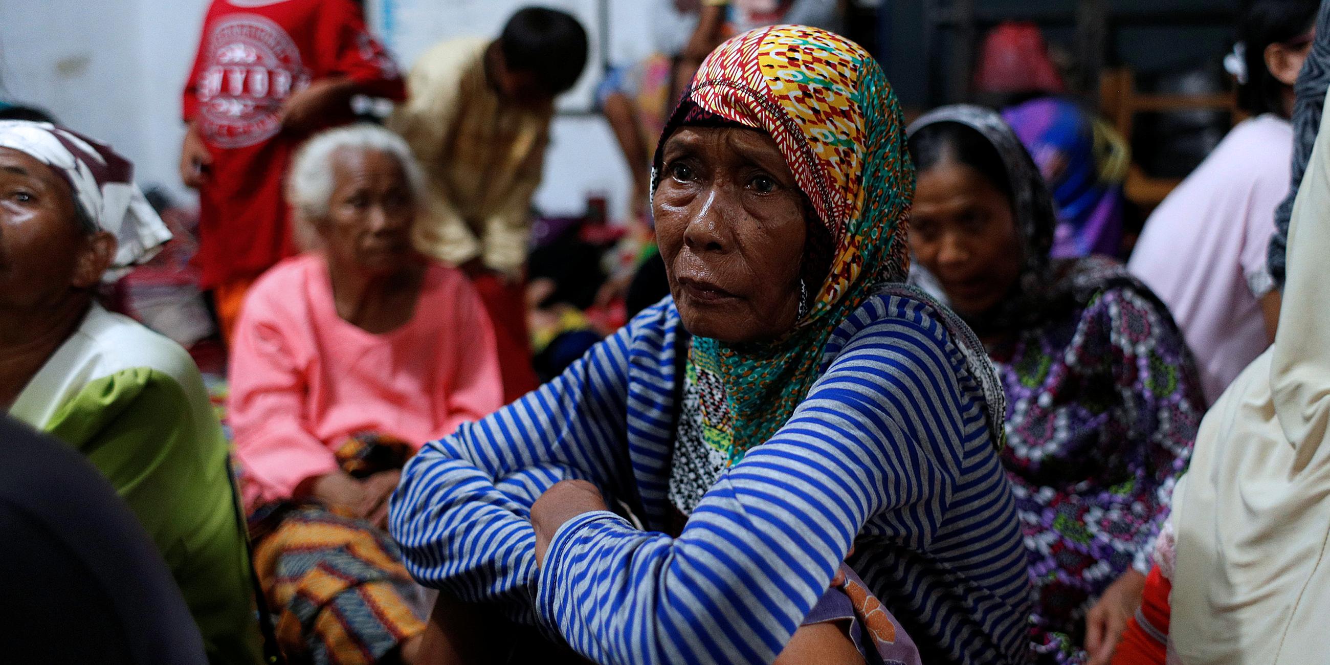 Archiv: Menschen in einem Evakuierungszentrum nach einem Tsunami in Indonesien, aufgenommen am 25.12.2018
