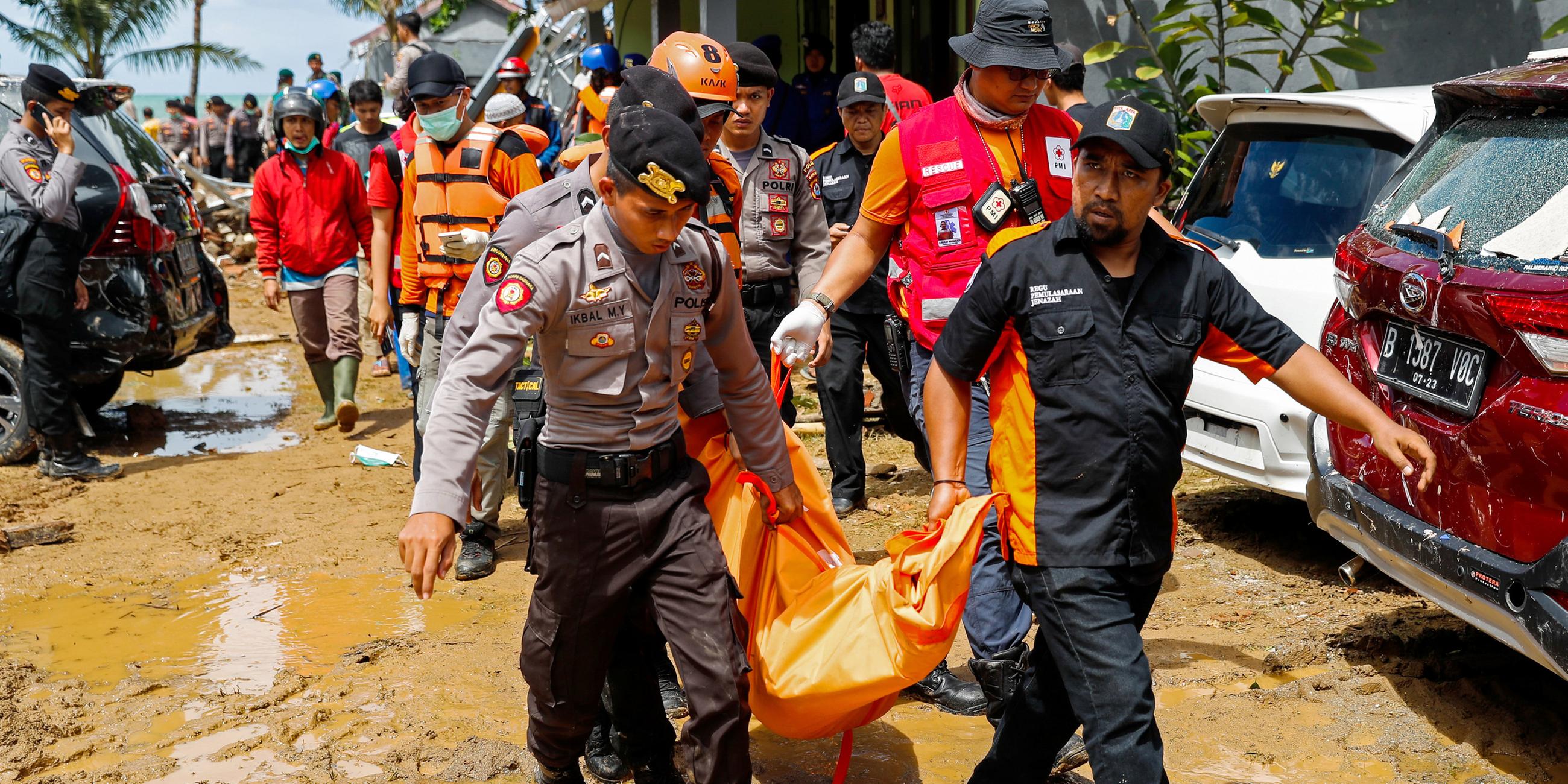 Rettungskräfte tragen eine Leiche nach dem Tsunami in Pandeglang (Indonesien), aufgenommen am 24.12.2018