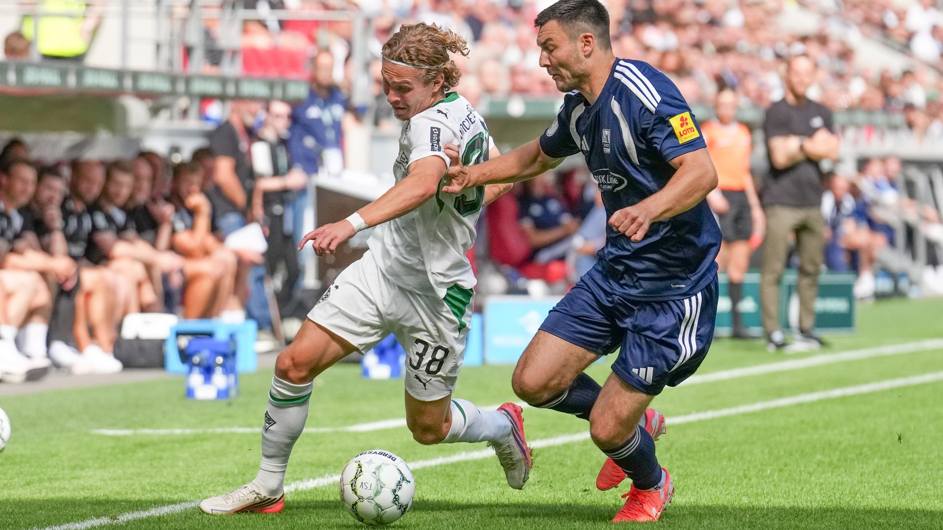 Hugo Bolin (Borussia Mönchengladbach, l.) im Zweikampf mit Nils Gans (TSV Schott Mainz, r.).