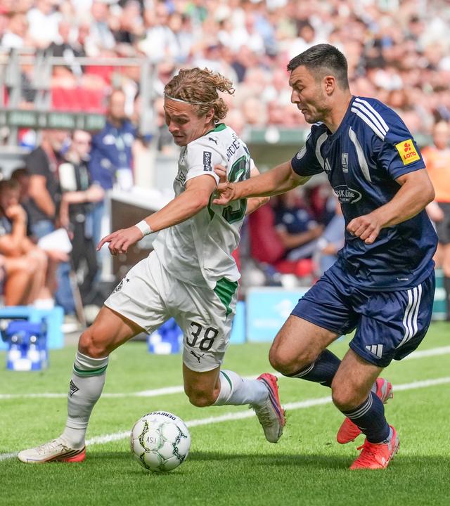 Hugo Bolin (Borussia Mönchengladbach, l.) im Zweikampf mit Nils Gans (TSV Schott Mainz, r.).