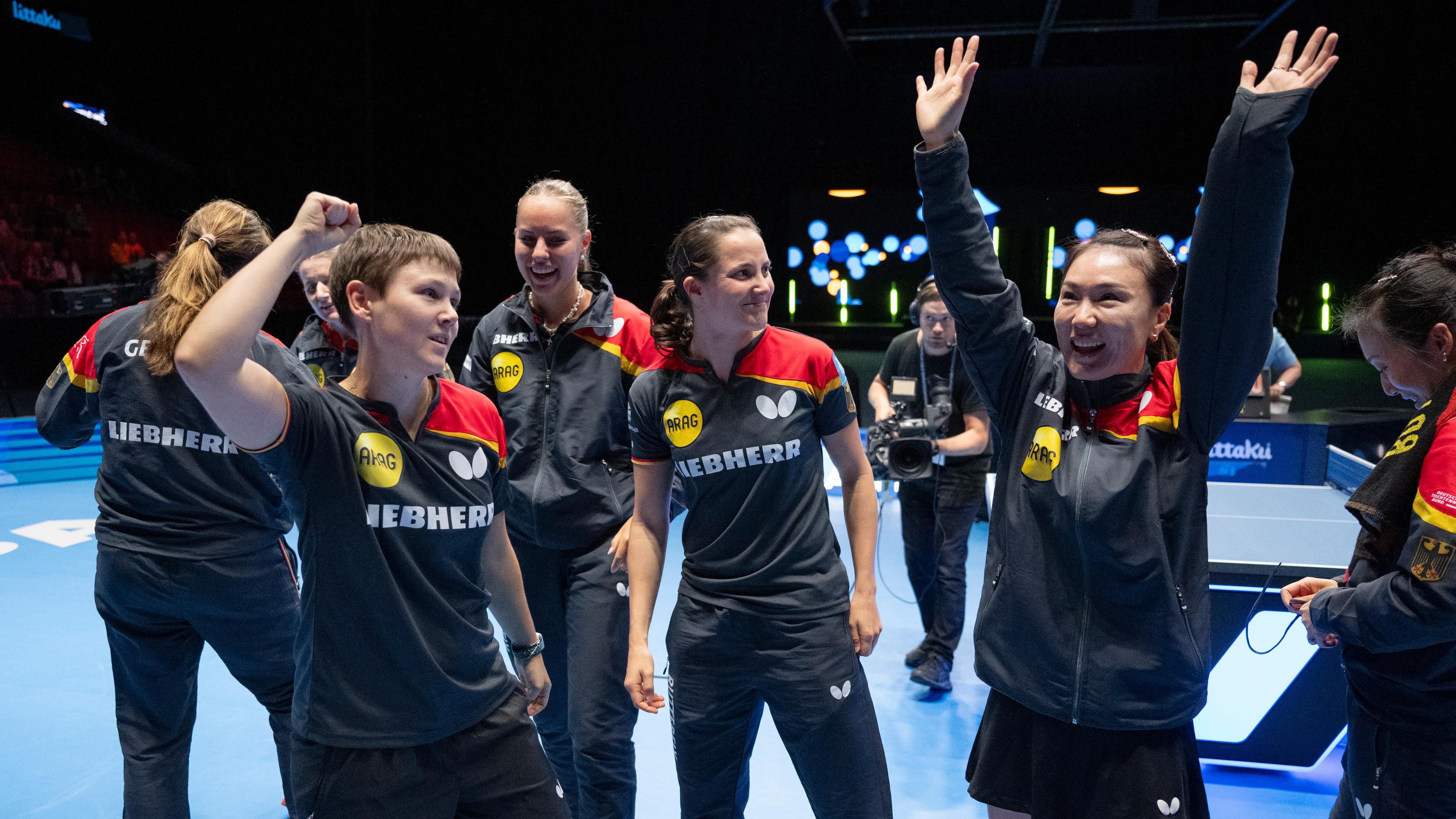 Nina Mittelham (links) und Ying Han (rechts) bejubeln den Sieg im Finale der Tischtennis-Team-EM 2023 gegen Rumänien.