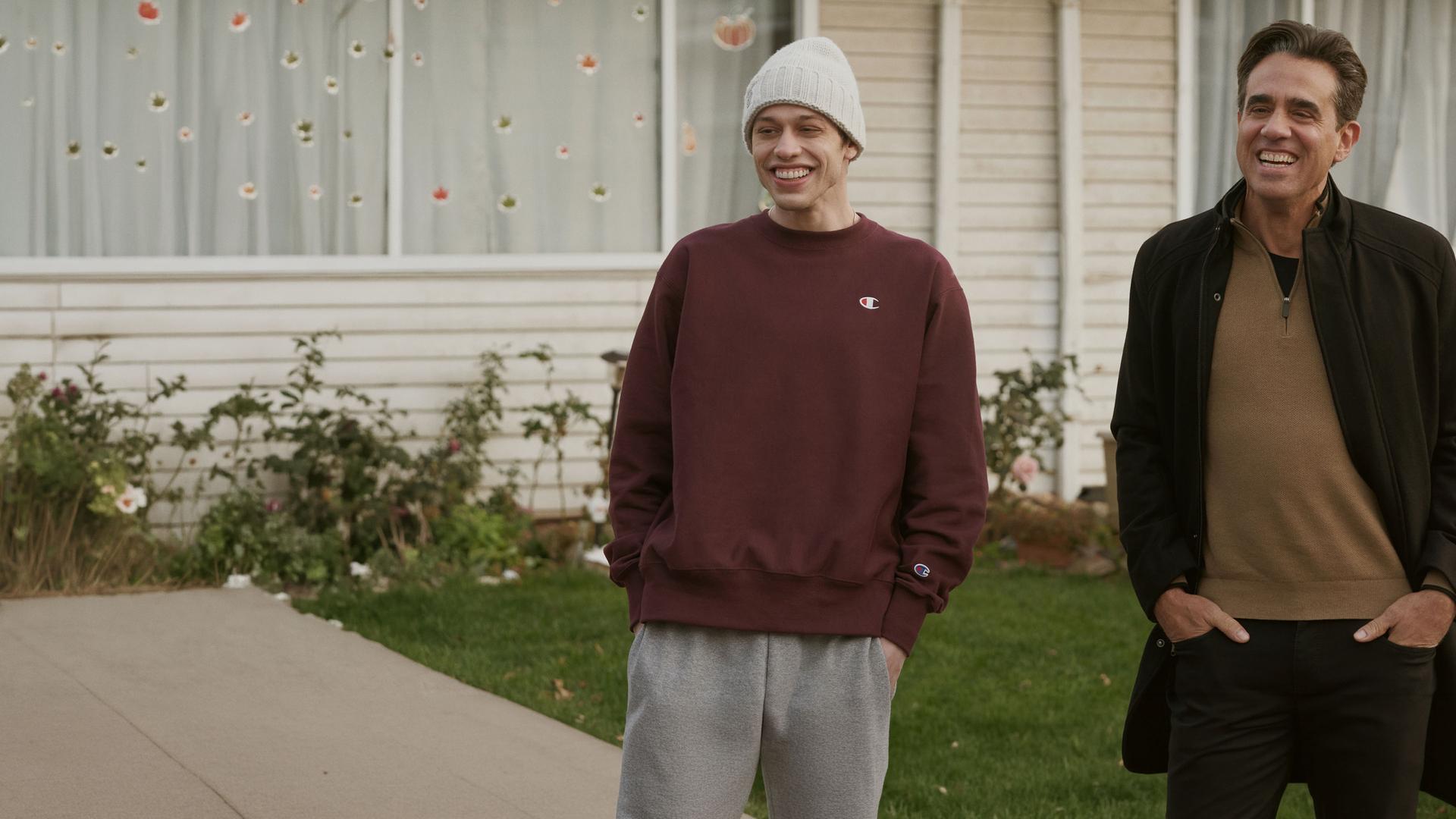 "Bupkis - Tu was ich sage, nicht was ich tue": Pete (Pete Davidson) steht lässig, mit den Händen in den Hosentaschen im Vorgarten von Onkel Tommy (Bobby Cannavale). Auch Onkel Tommy steht mit den Händen in den Taschen und lacht wie Pete.