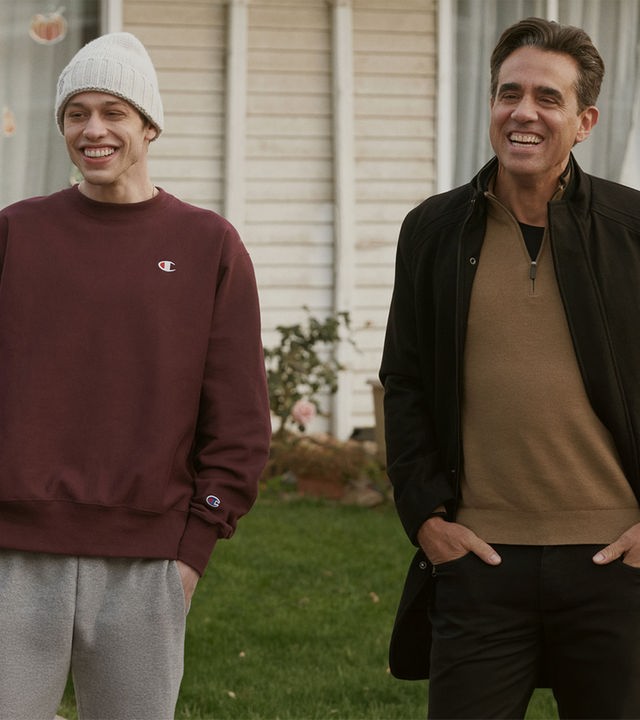 "Bupkis - Tu was ich sage, nicht was ich tue": Pete (Pete Davidson) steht lässig, mit den Händen in den Hosentaschen im Vorgarten von Onkel Tommy (Bobby Cannavale). Auch Onkel Tommy steht mit den Händen in den Taschen und lacht wie Pete.