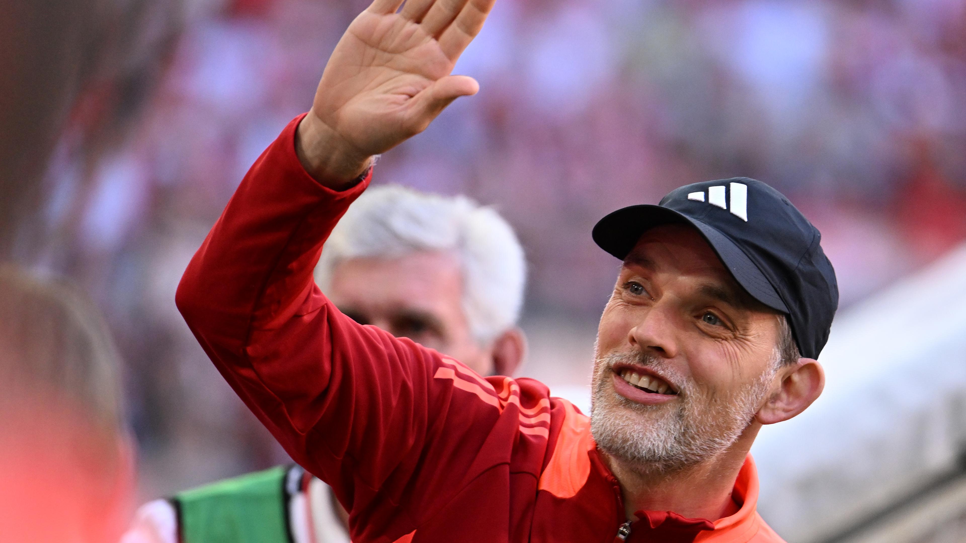 Fußball-Bundesliga, Bayern München - VfL Wolfsburg: Münchens Trainer Thomas Tuchel winkt den Fans vor dem Spiel zu