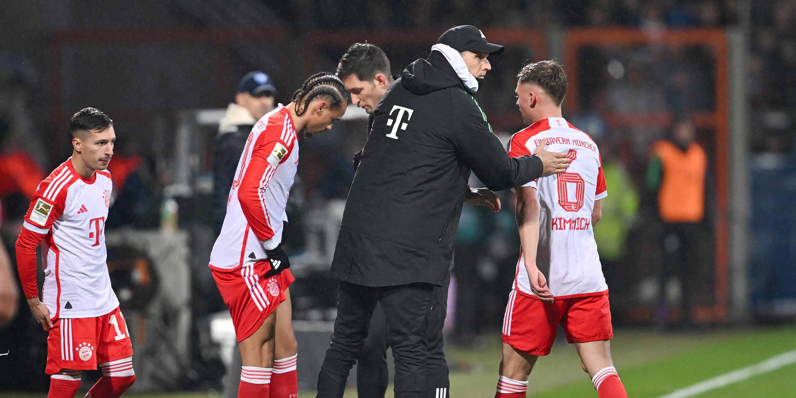 Münchens Cheftrainer Thomas Tuchel klopft seinem Spieler Joshua Kimmich während der Auswechslung auf die Schulter.