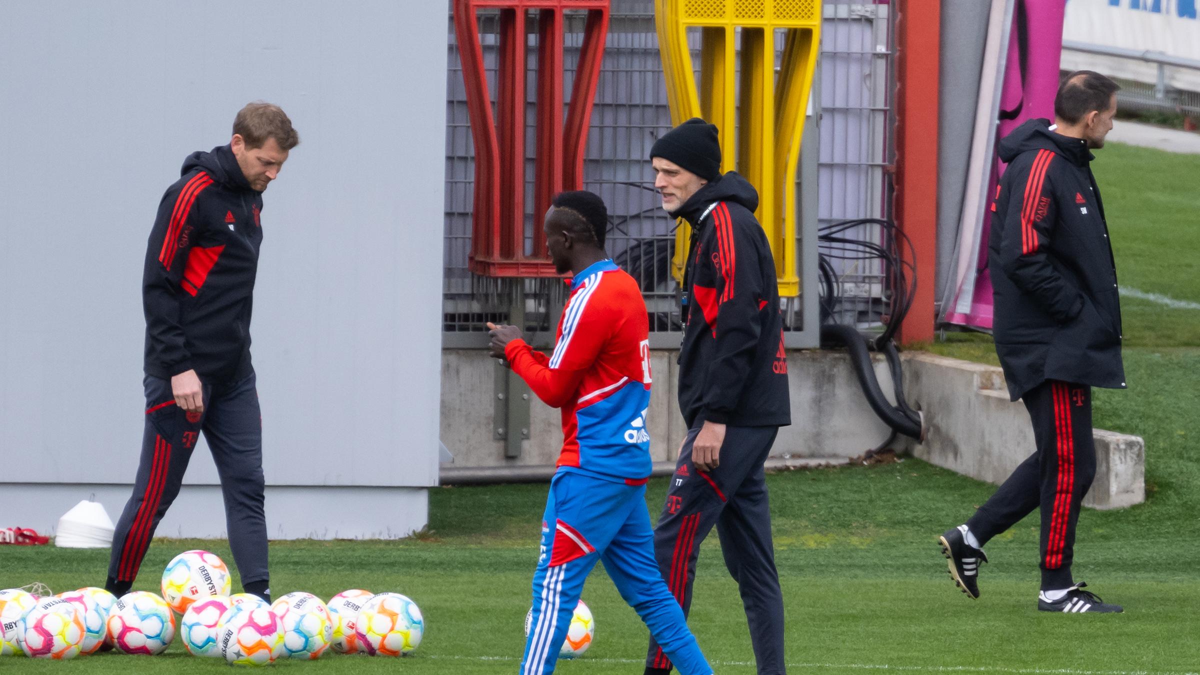 Trainer Thomas Tuchel (2.v.r.) von München redet mit Sadio Mane (2.v.l.) 
