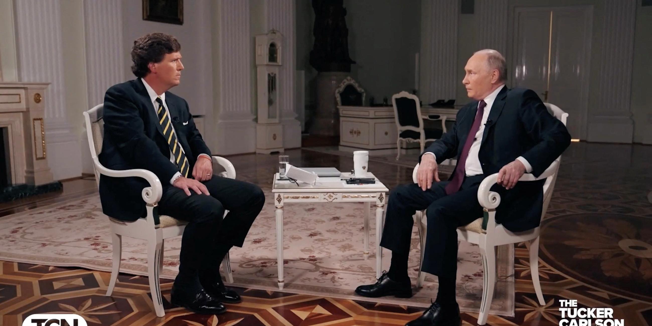 Der US-Moderator Tucker Carlson und der russische Präsident Wladimir Putin sitzen sich bei einem Interview gegenüber.