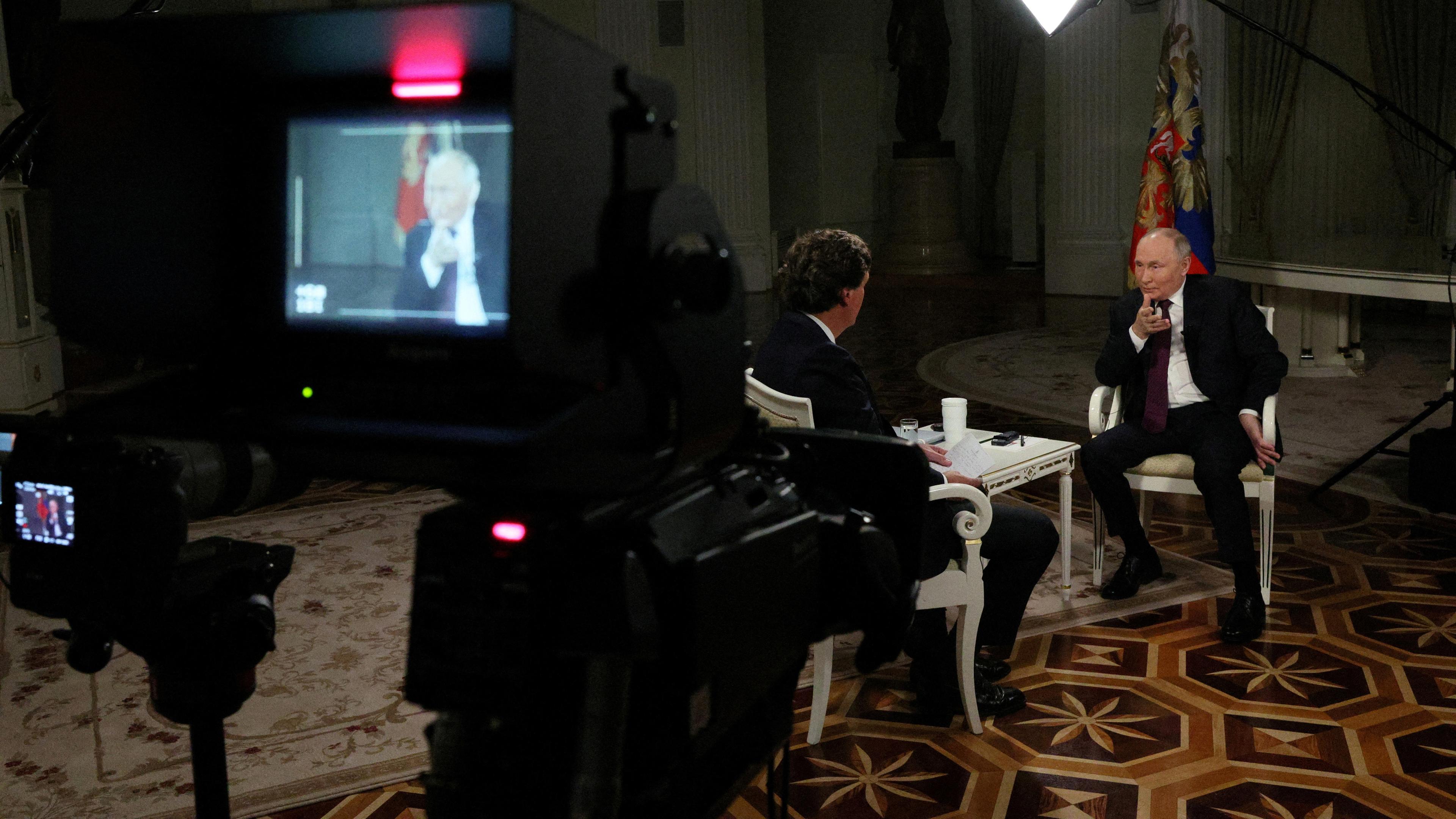 Der russische Präsident Wladimir Putin während eines Interviews mit dem US-Fernsehmoderator Tucker Carlson in Moskau, Russland, am 6. 2. 2024 