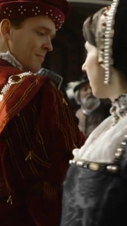 Spielszene: Der König und seine Mätresse tanzen gemeinsam.