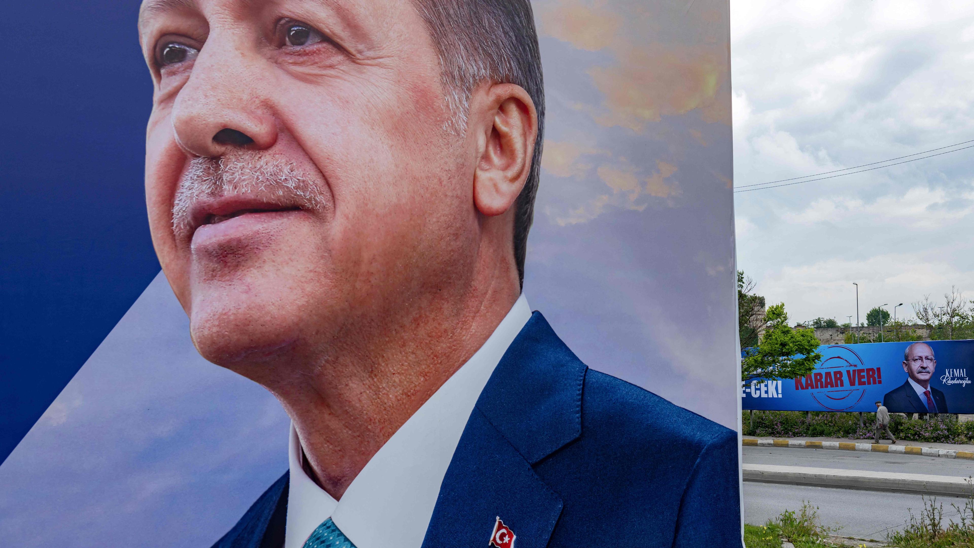 Ein Wahlplakat von Recep Tayyip Erdogan im Vordergrund. Im Hintergrund ein Plakat seines Gegners.