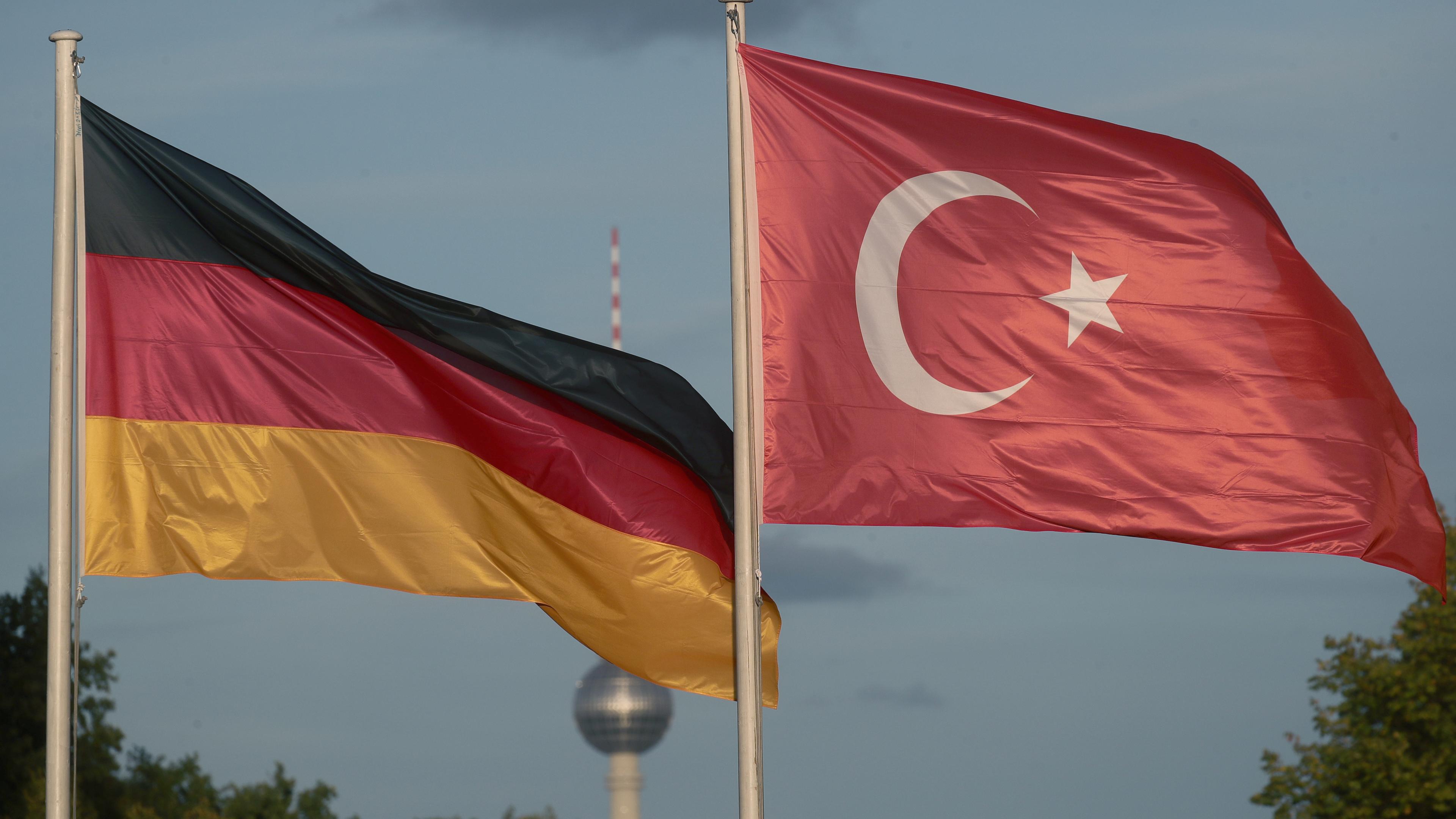 Eine deutsche und eine türkische Flagge in Berlin
