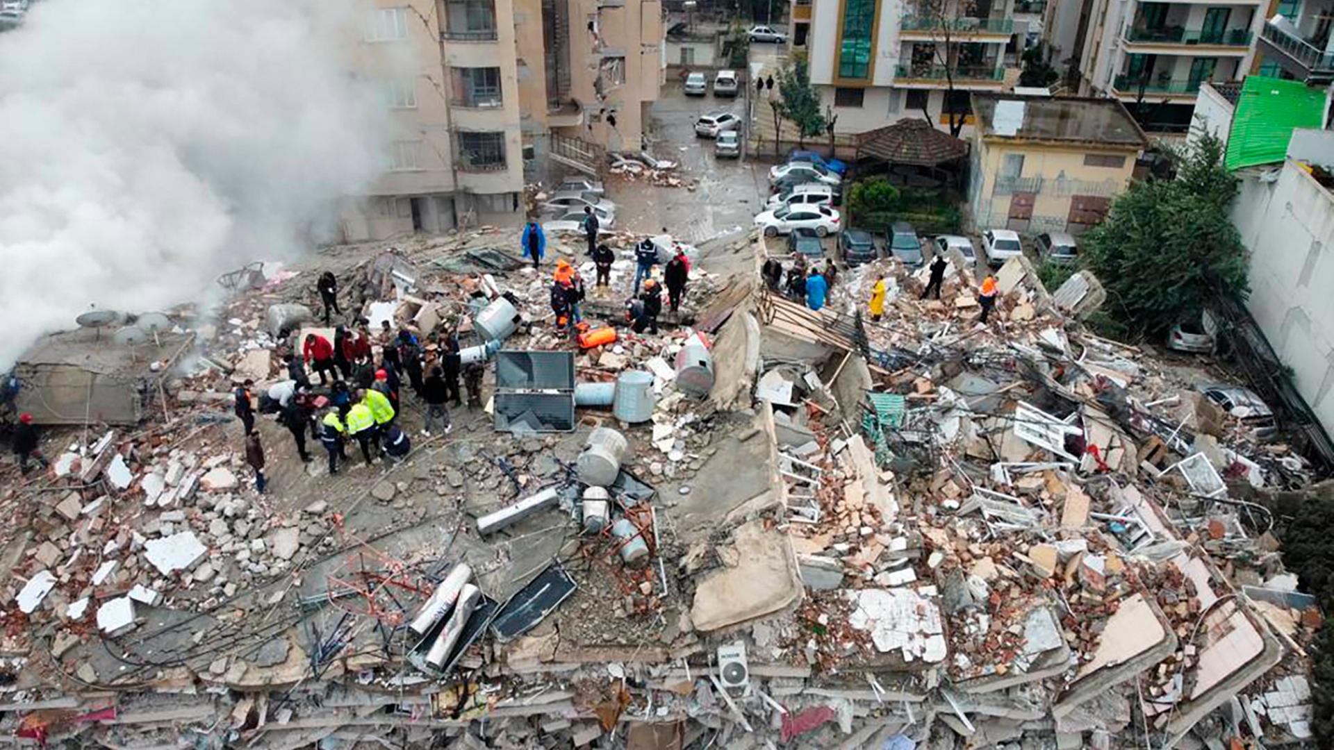 Notfallteams suchen nach Menschen in einem zerstörten Gebäude.