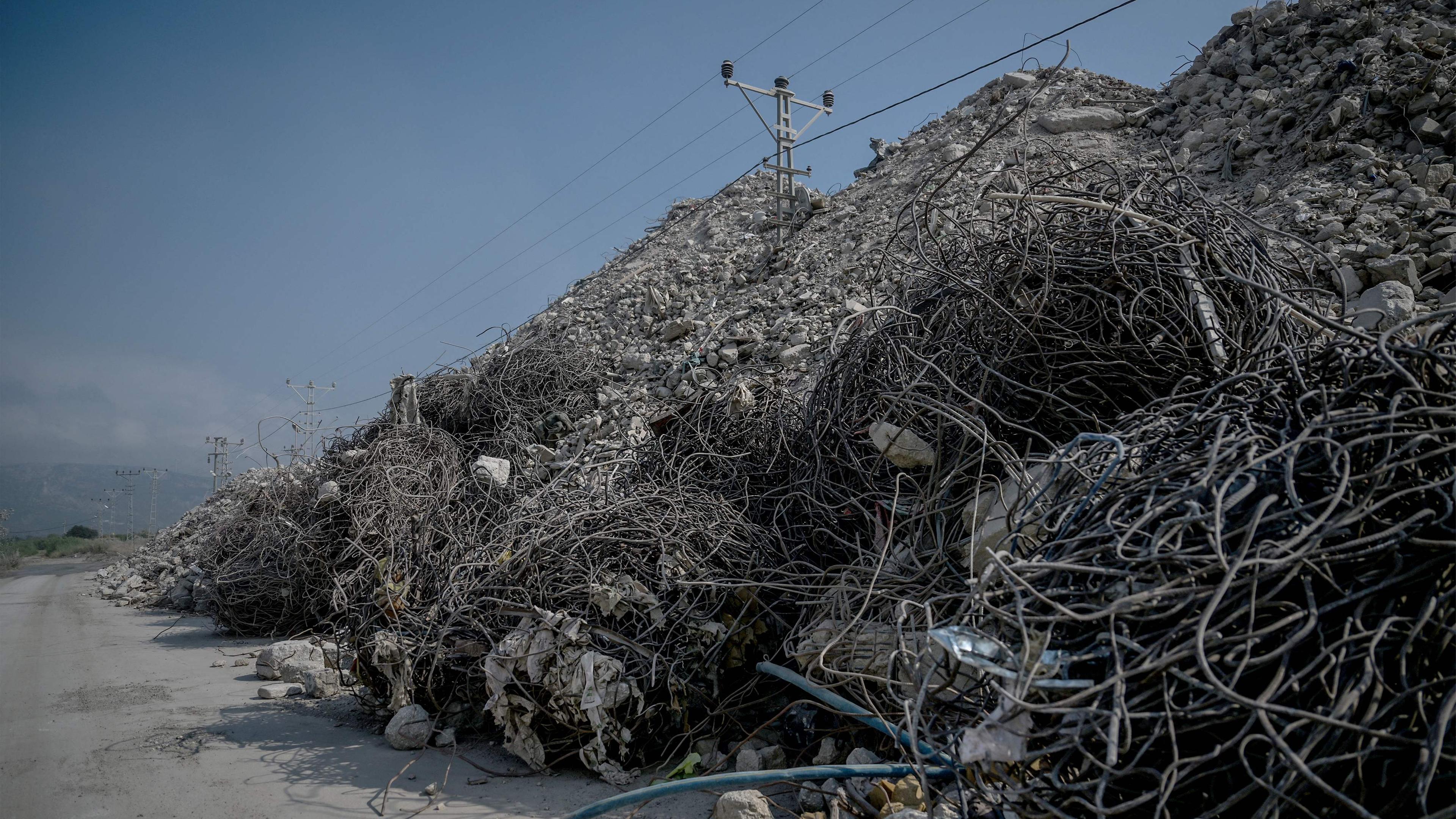 Das Bild zeigt eine Mülldeponie mit Schutt von eingestürzten Gebäuden in der Provinz Hatay.