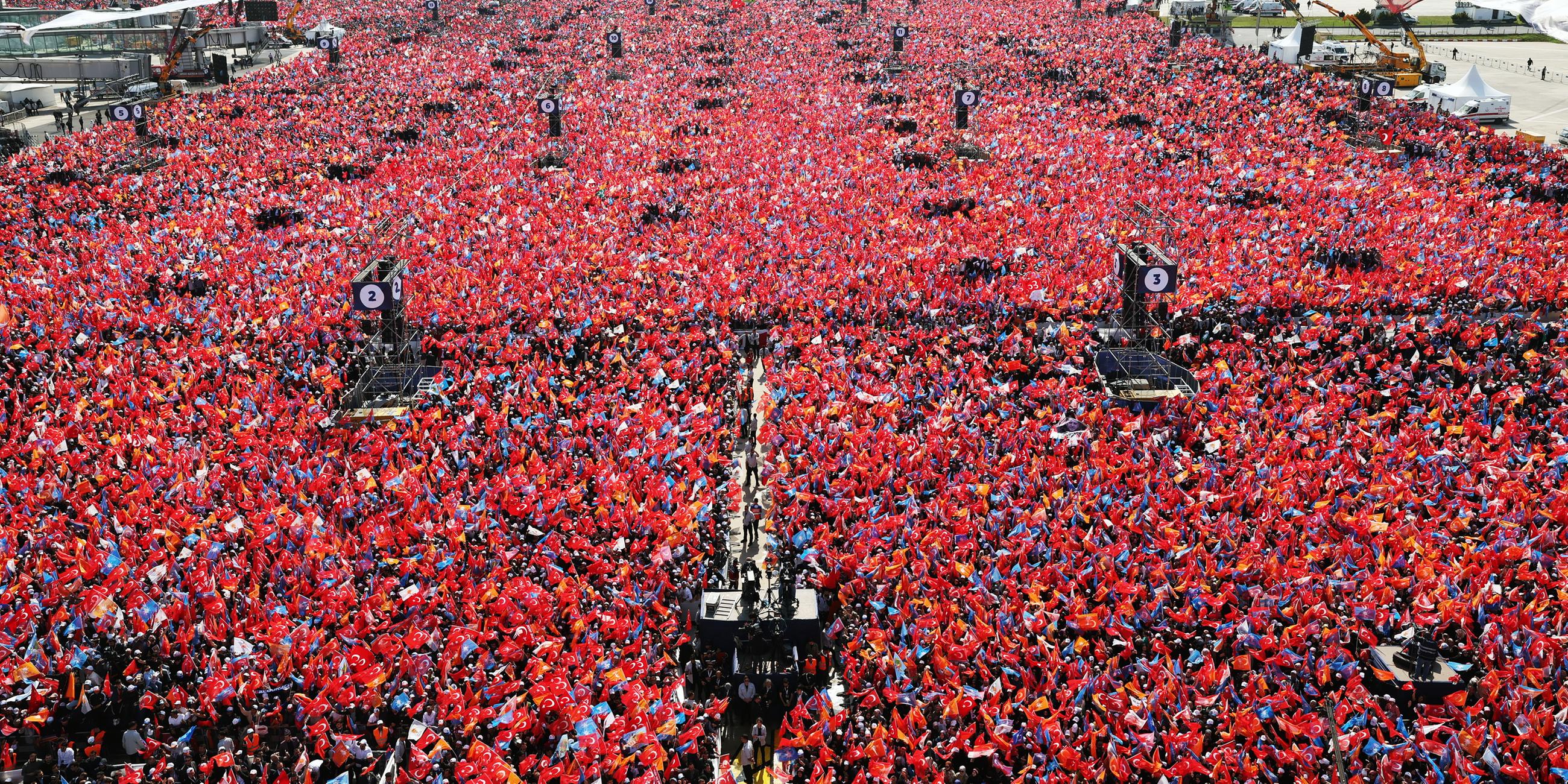 Massen von Unterstützern des türkischen Präsidenten Erdogan in einer Luftaufnahme bei einer Wahlmapfveranstaltung in Istanbul.