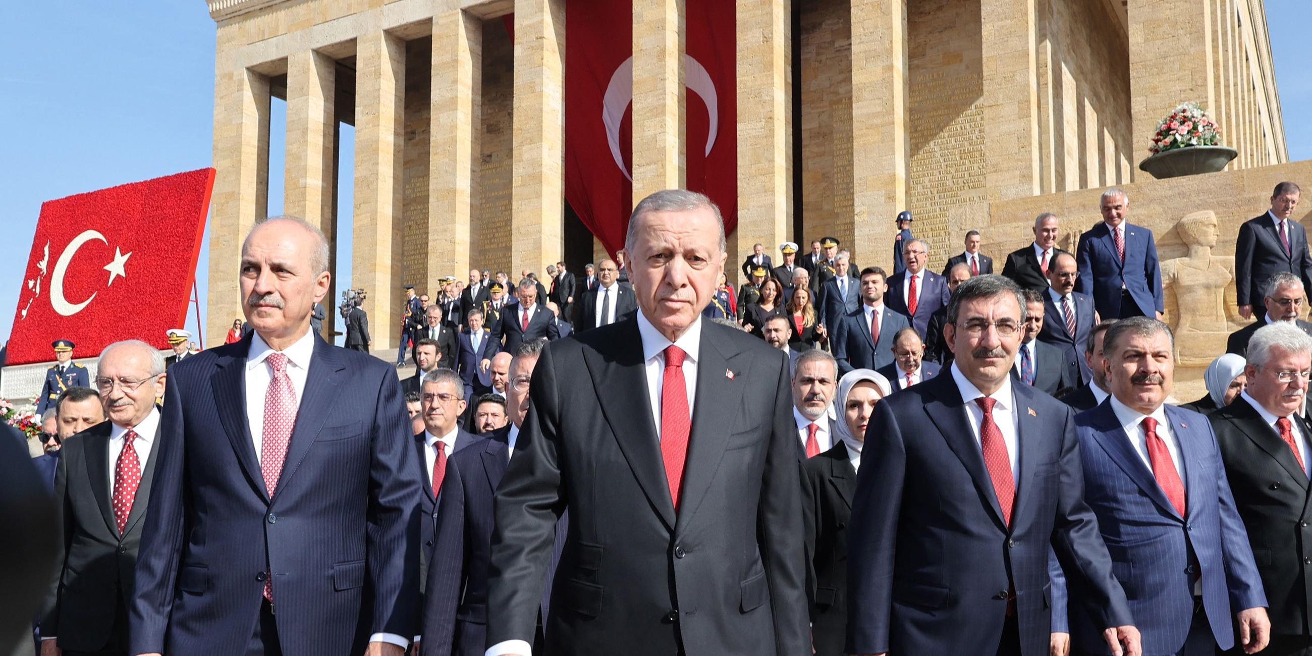Zahlreiche Personen, darunter auch Präsident Erdogan, vor Atatürks Mausoleum in Ankara