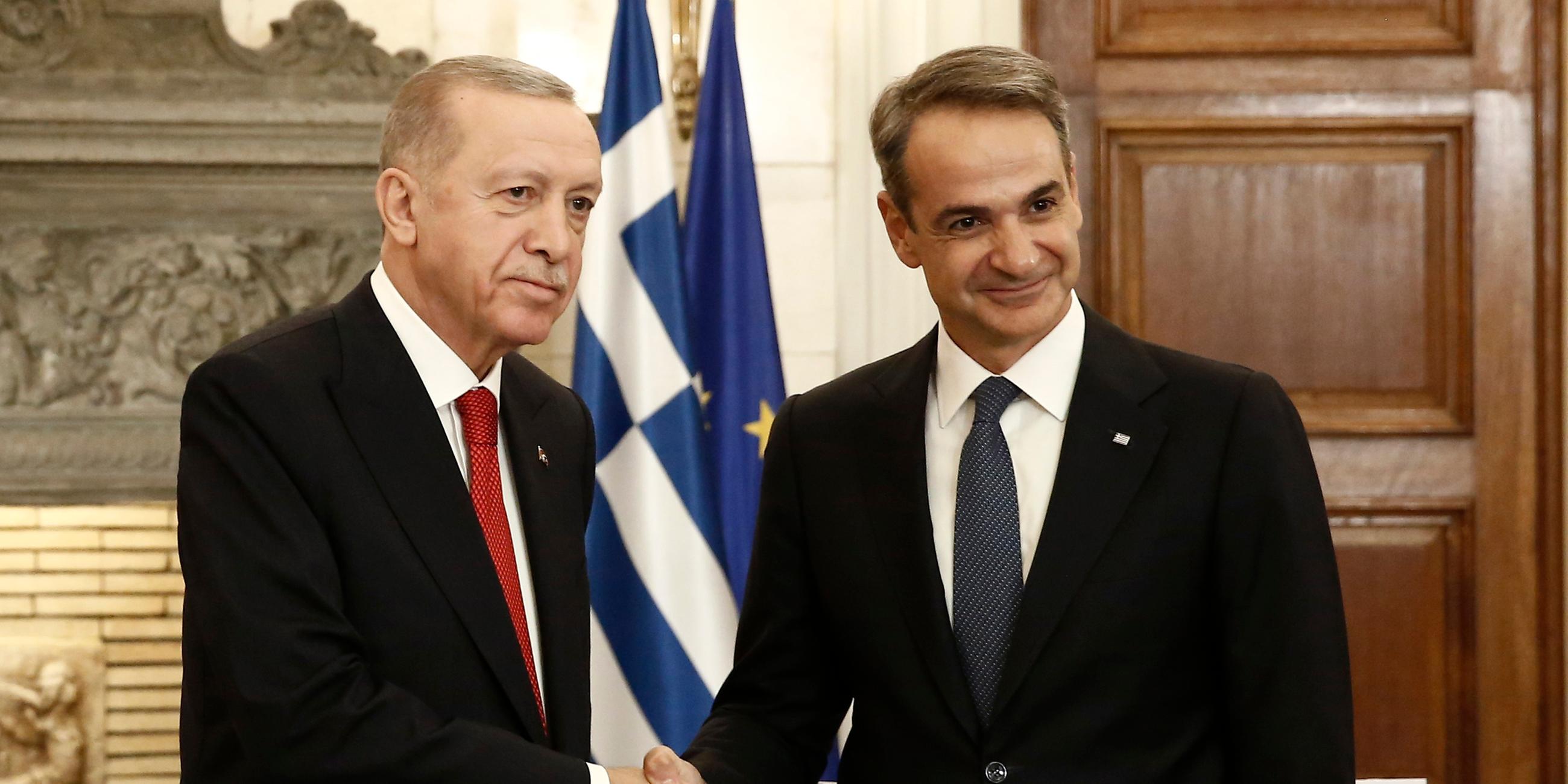 epa11015512 Turkish President Recep Tayyip Erdogan (L) and Greek Prime Minister Kyriakos Mitsotakis (R) shake hands during a joint statement after their meeting at the Maximos Mansion in Athens, Greece, 07 December 2023. 