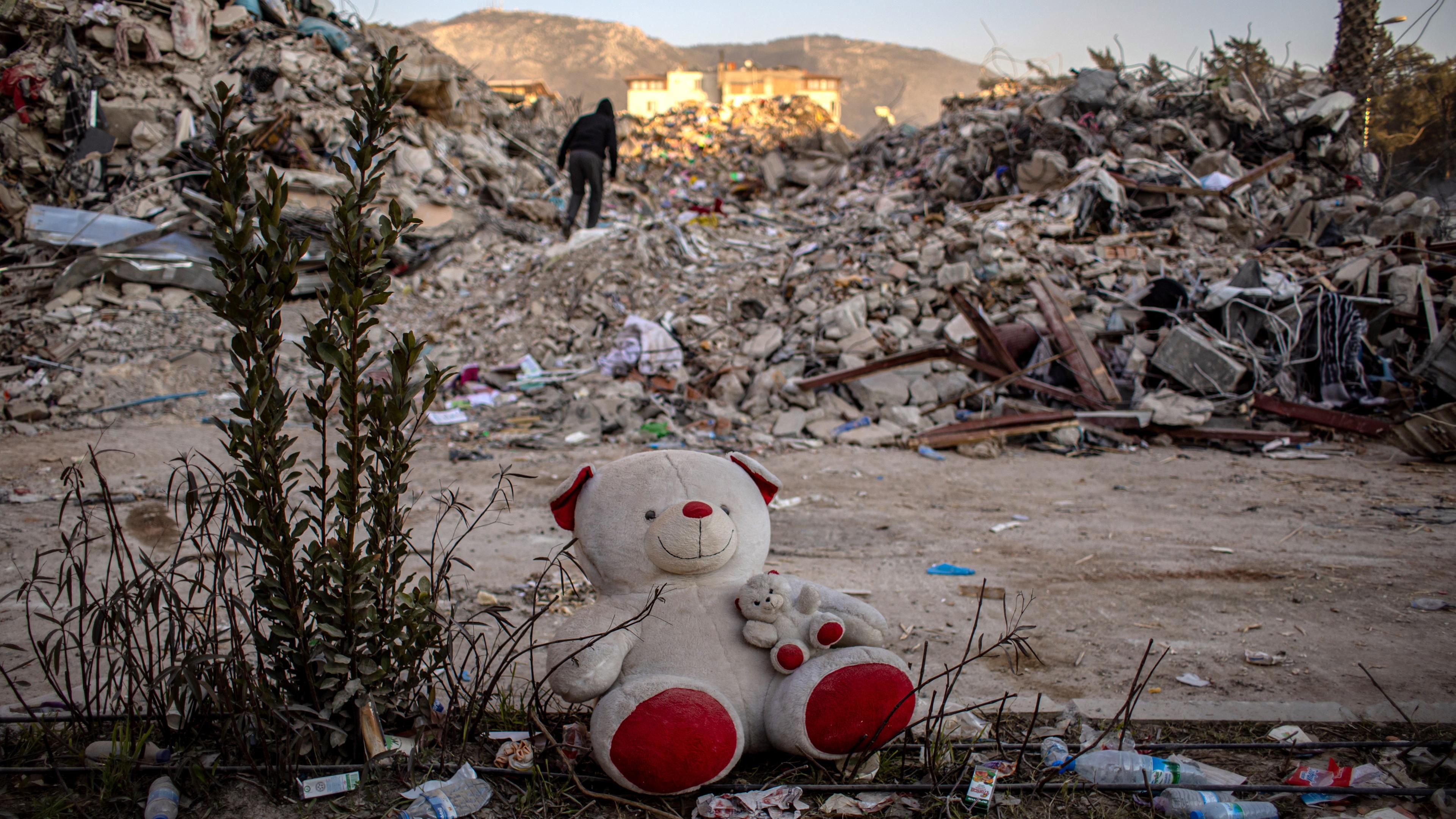 Türkei, Hatay: Ein Teddybär sitzt vor einer Ruine
