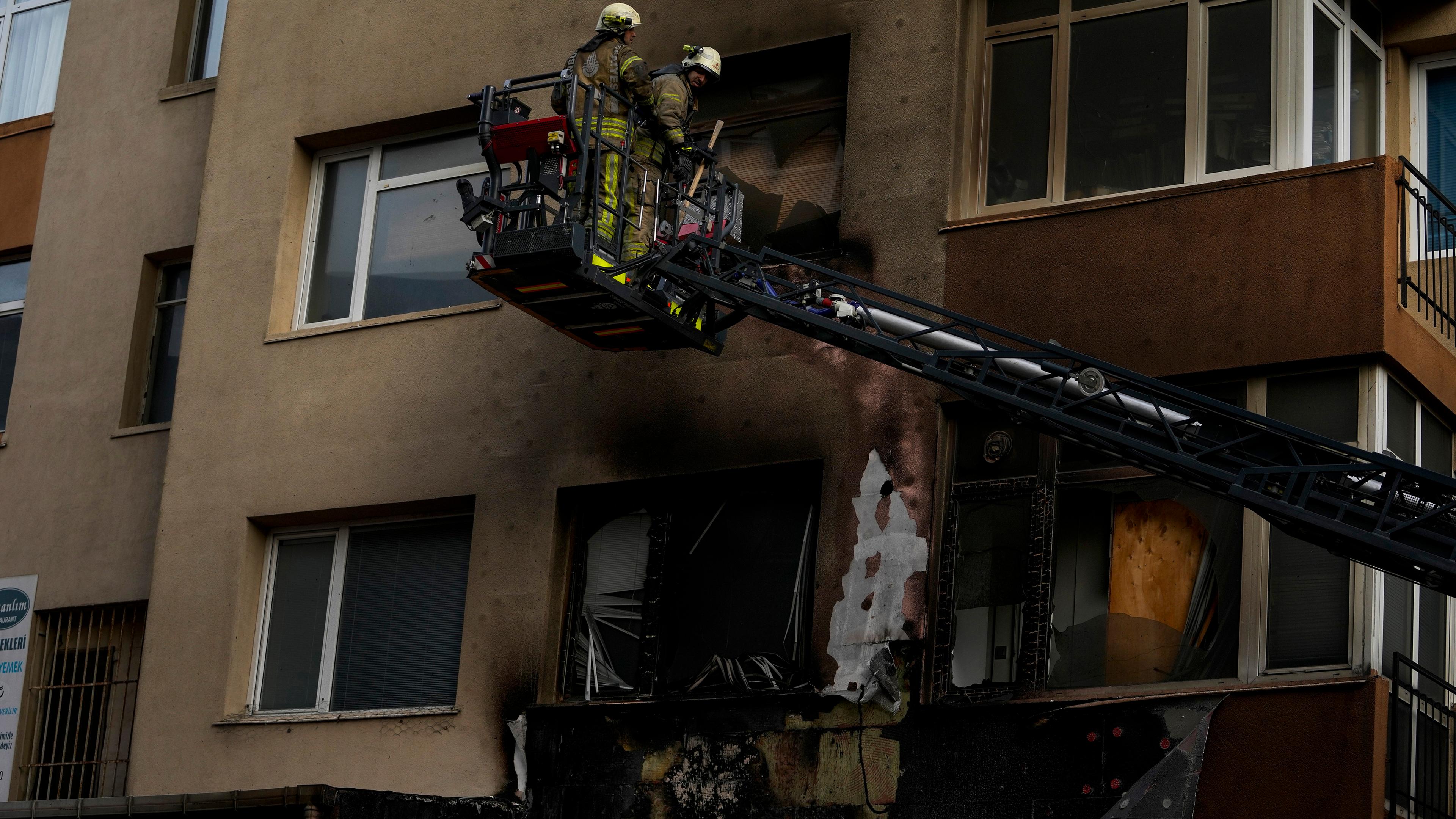 Türkei: Feuerwehrleute arbeiten an einem Nachtclub in Istanbul