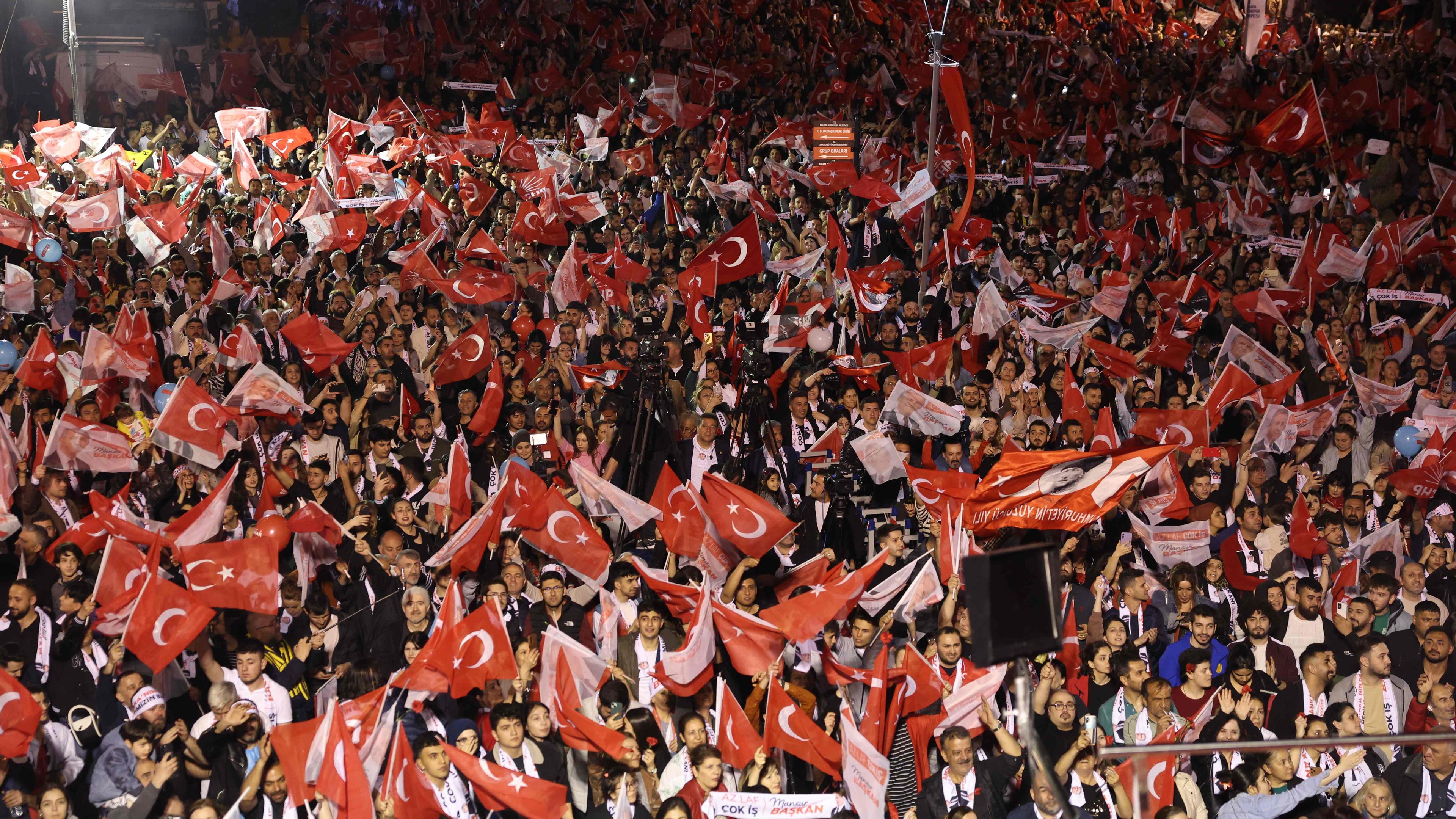 31.03.2024: Anhänger des Bürgermeisters von Ankara und Kandidaten der Republikanischen Volkspartei (CHP), Mansur Yavas, lauschen seiner Siegesrede in Ankara, Türkei.
